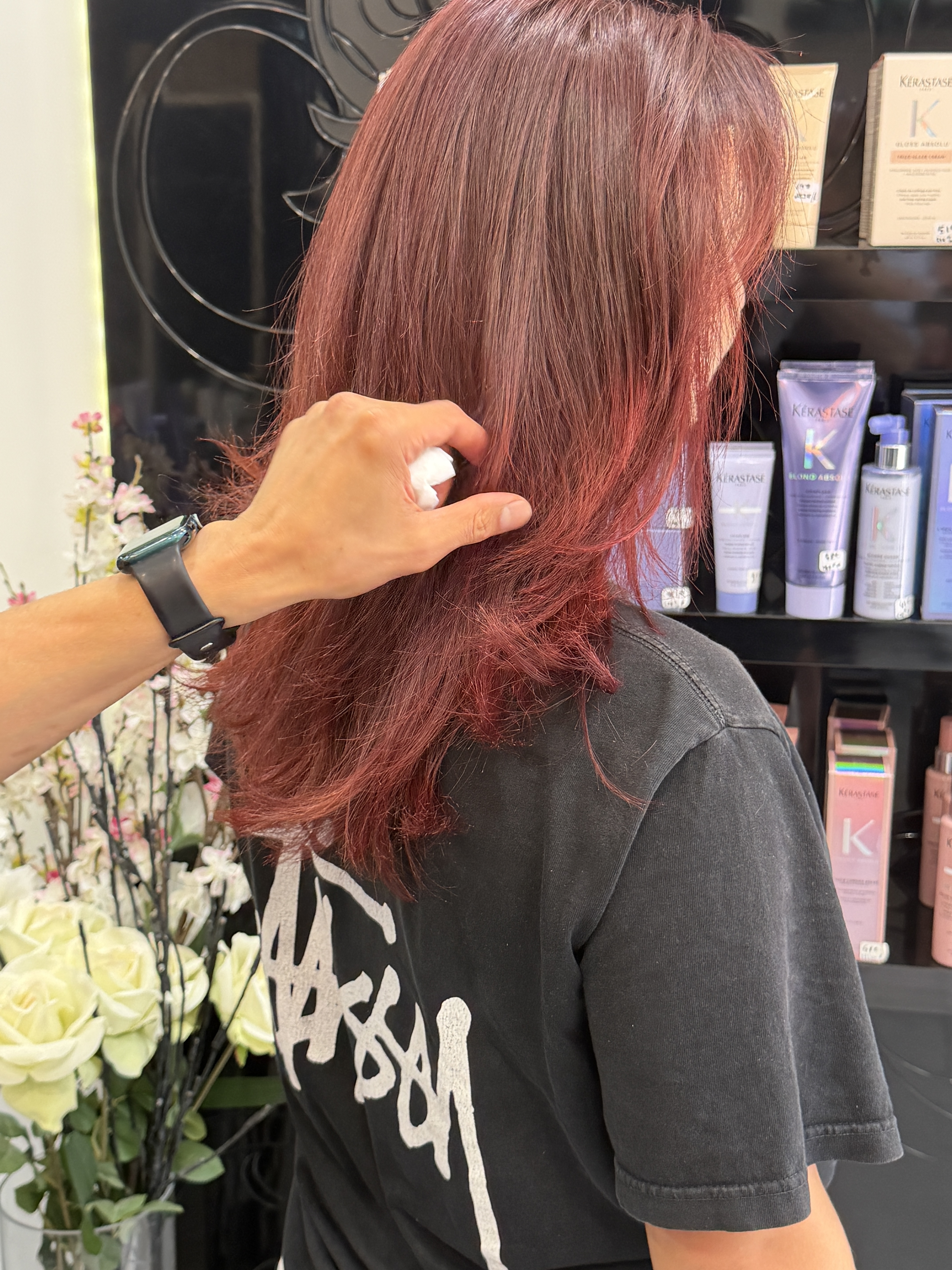 Notre coiffeuse utilisant des produits professionnels