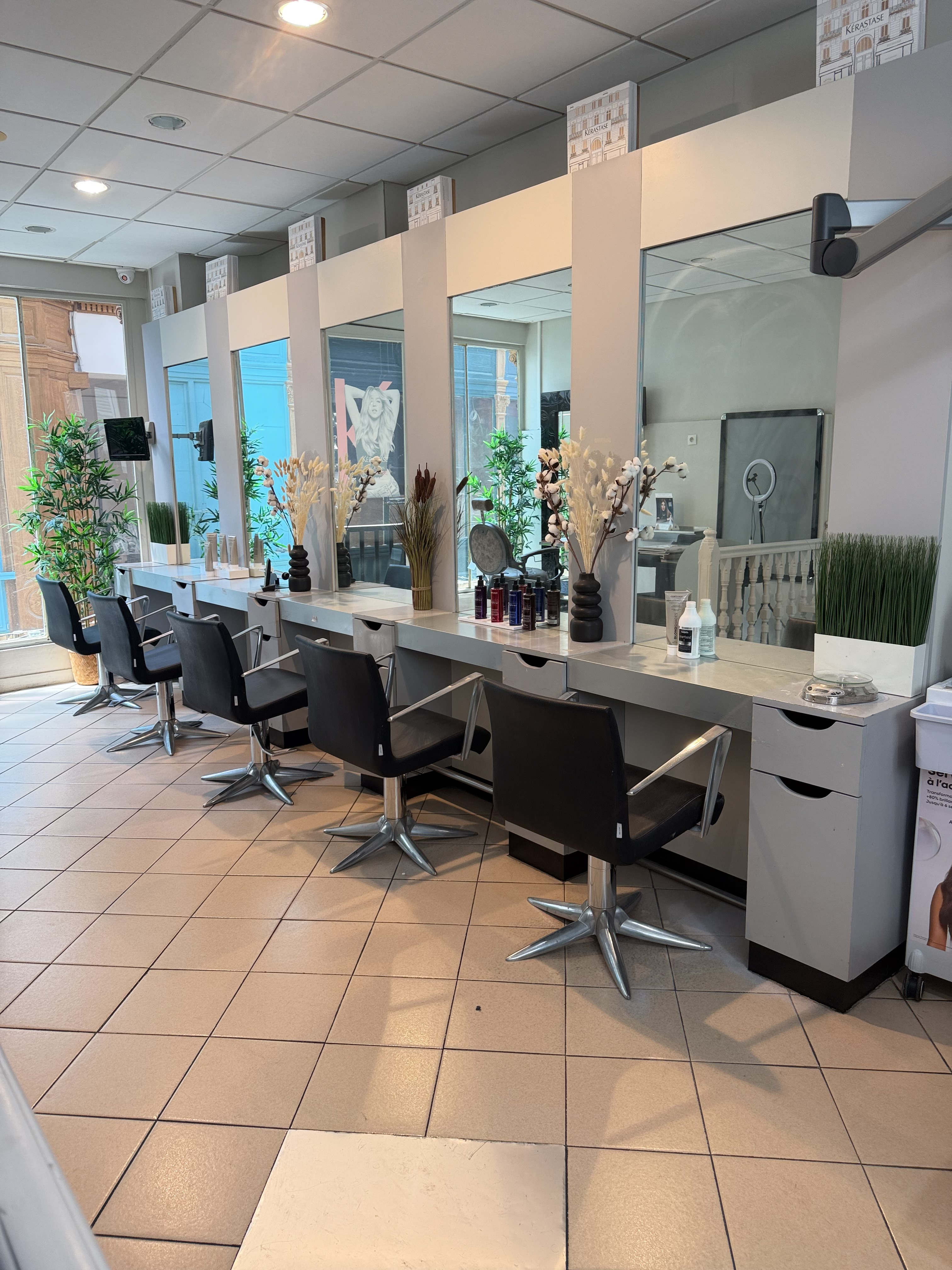 Intérieur du salon de coiffure